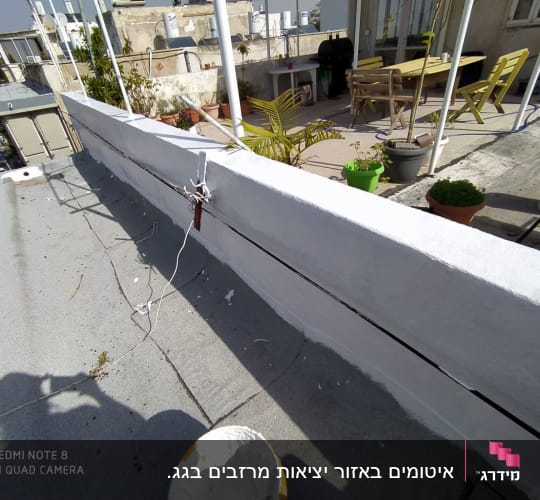 קיר אטום בצבע לבן עם חוטים מחוברים